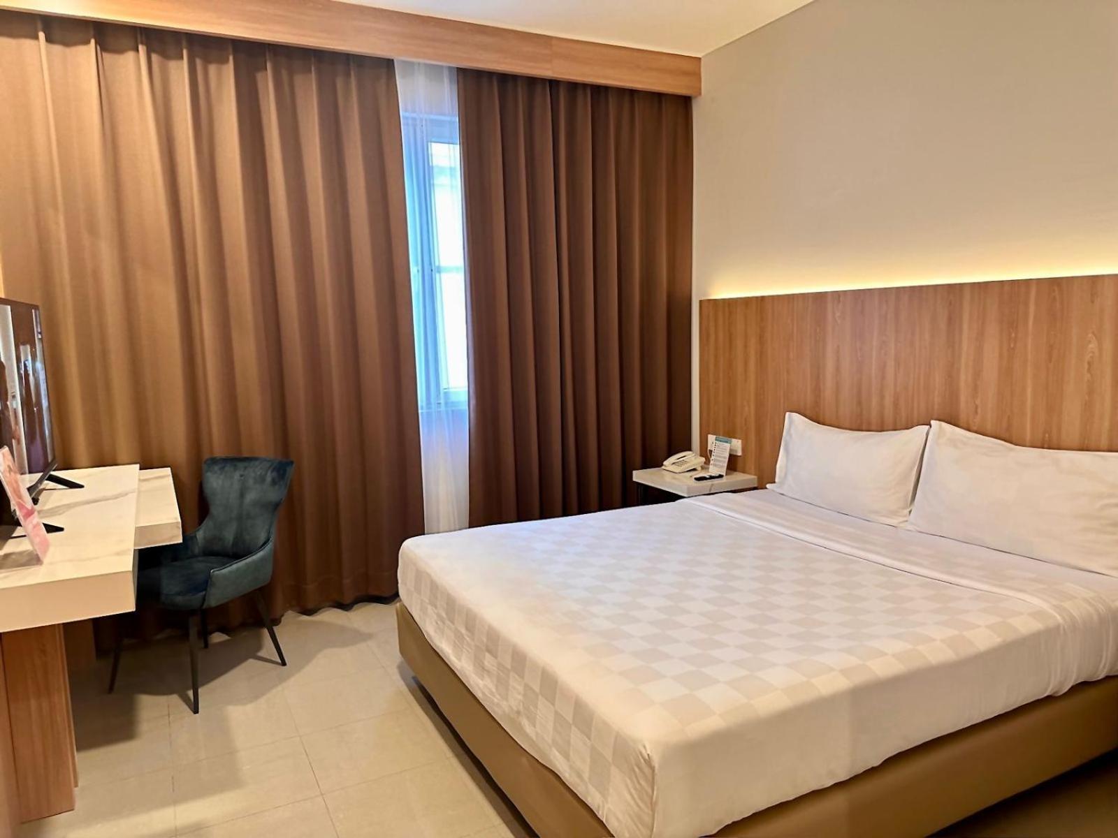 Royal Palm Hotel & Conference Center Cengkareng Jakarta Exteriör bild