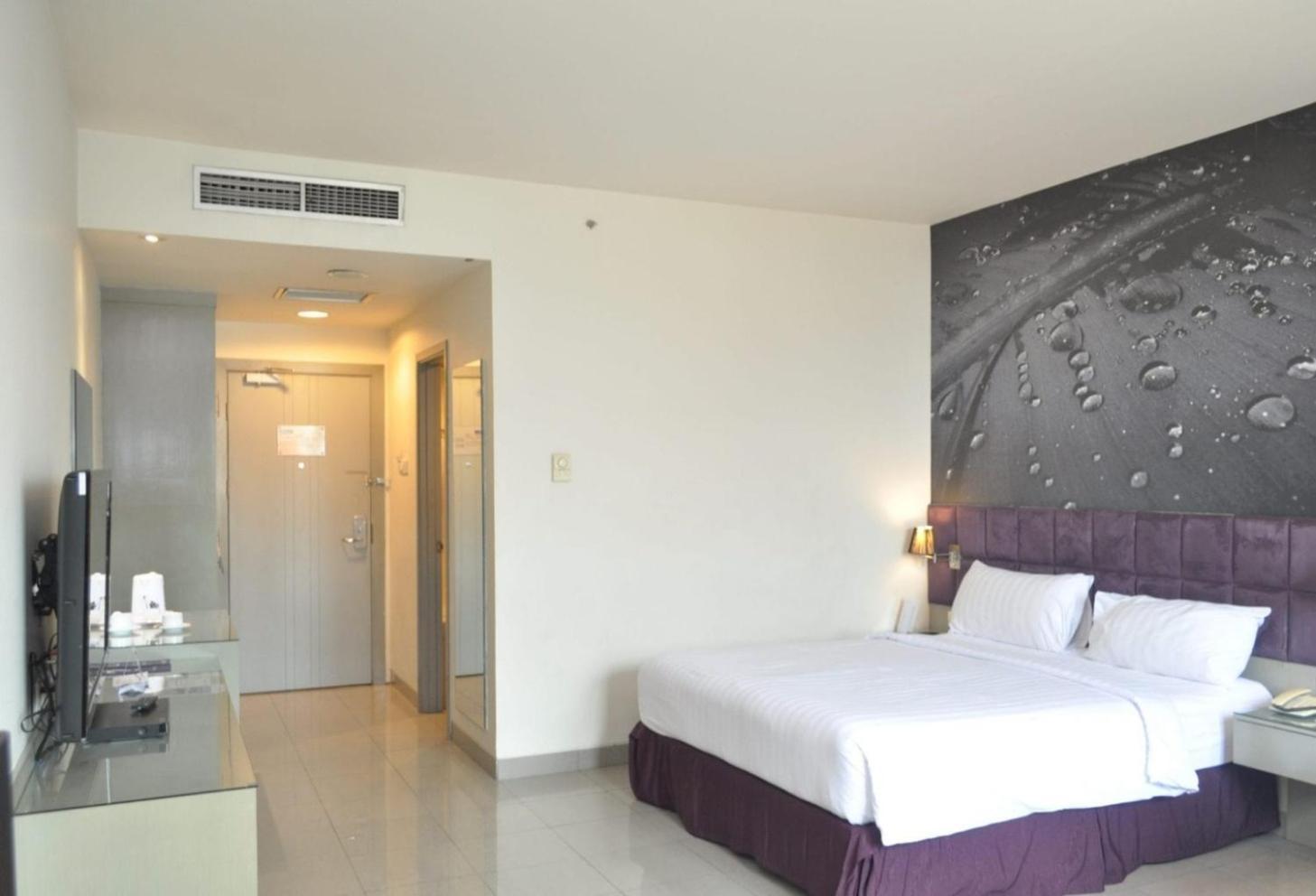 Royal Palm Hotel & Conference Center Cengkareng Jakarta Exteriör bild