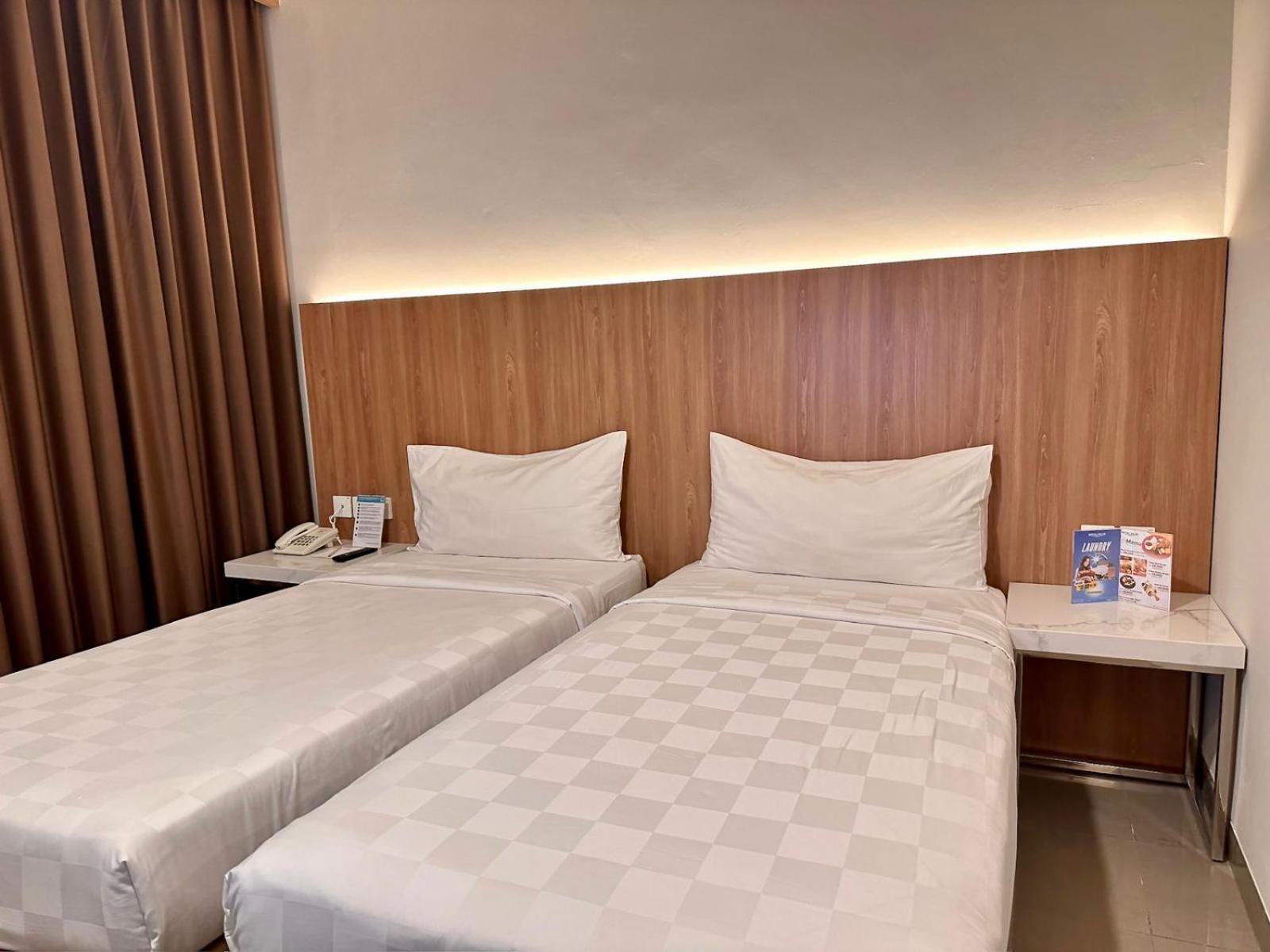 Royal Palm Hotel & Conference Center Cengkareng Jakarta Exteriör bild